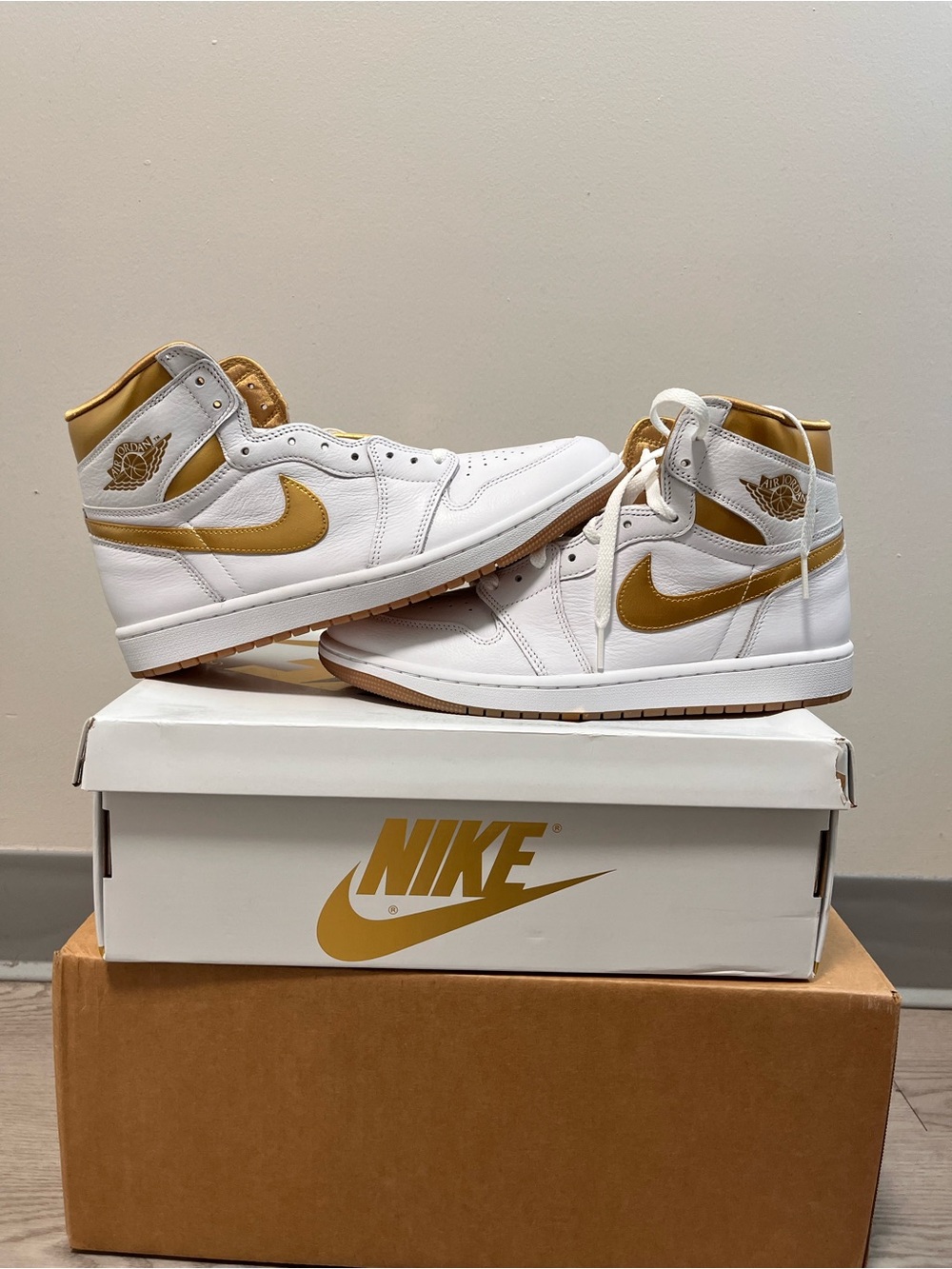 Air Jordan 1 Retro High OG "Metallic Gold" - Picture 3 of 6